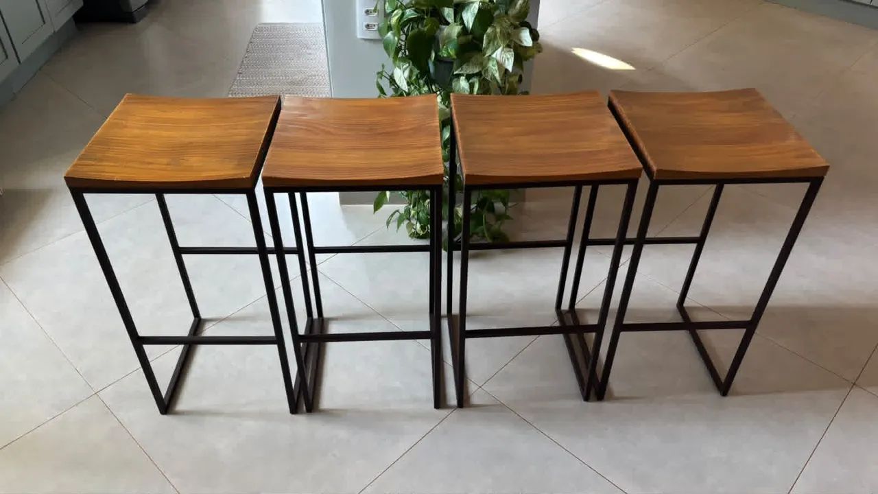 Banquetas Artefama - madeira e aço carbono