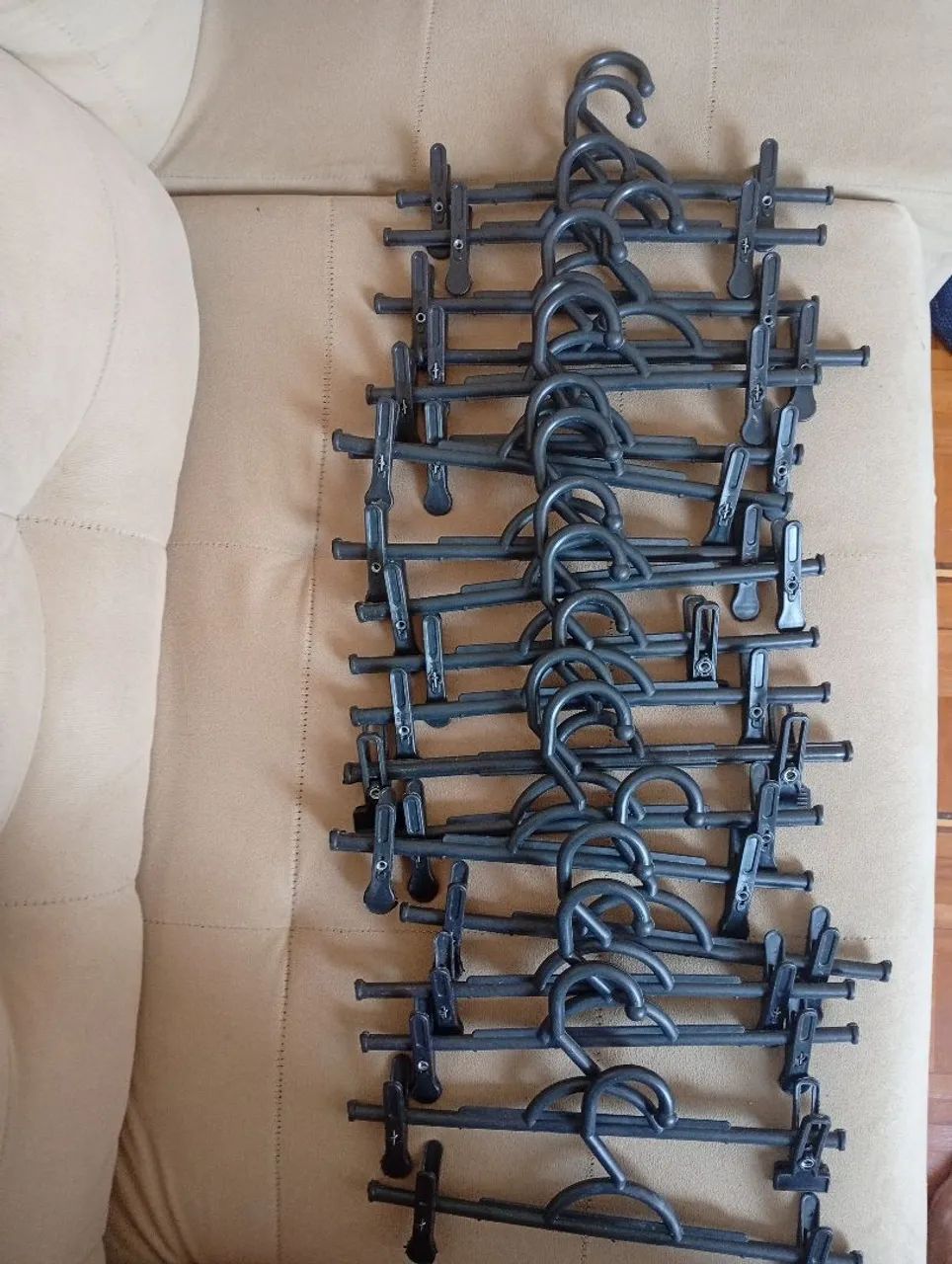 Kit com 19 Cabides Plásticos com Presilhas - Ótimo Estado - Foto 2