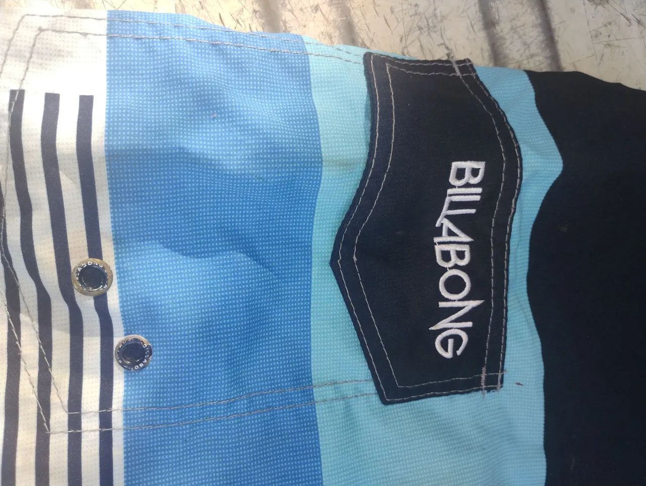Vendo uma bermuda da marca Billabong antiga  - Foto 2