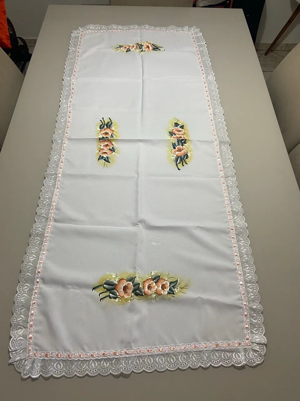 Trilho de mesa pintado a mão 