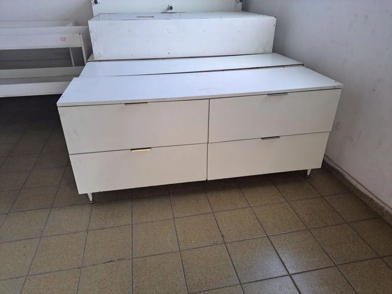 Balcão branco com gavetões