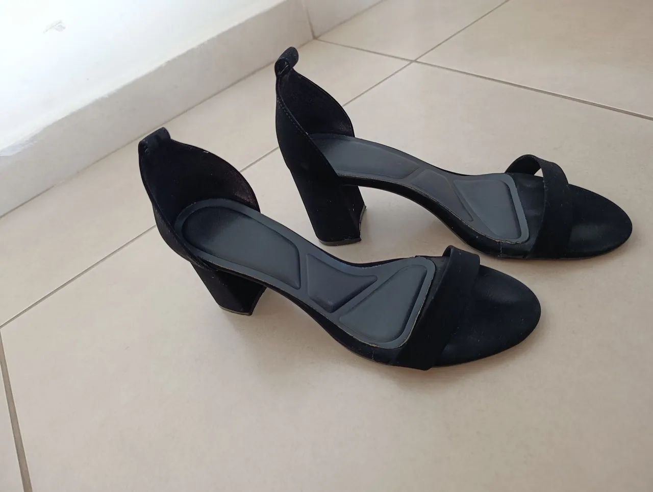 Sandália de salto preta - Foto 2
