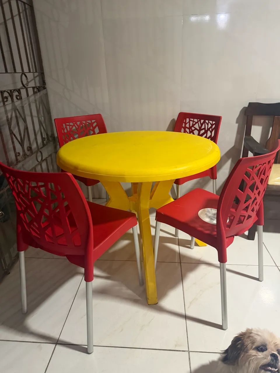 Mesa com 4 cadeira 
