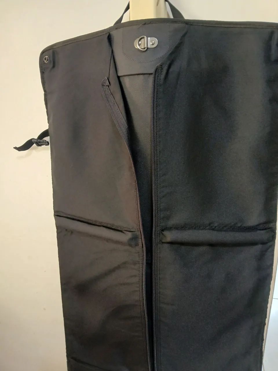 Porta terno na forma de bolsa/pasta de mão marca Lansay  - Foto 5