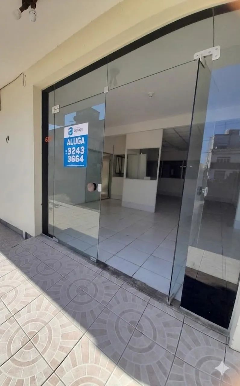 SALA COMERCIAL TÉRREA COM EXCELENTE LOCALIZAÇÃO E AMPLO ESTACIONAMENTO