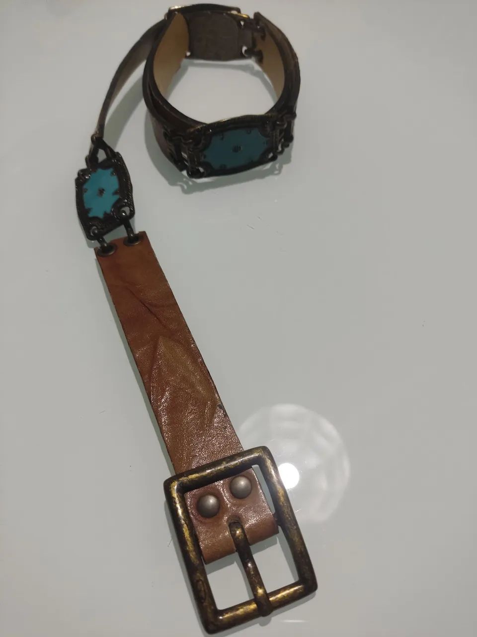 Cinto de couro caramelo com detalhes em metal azul  - Foto 3