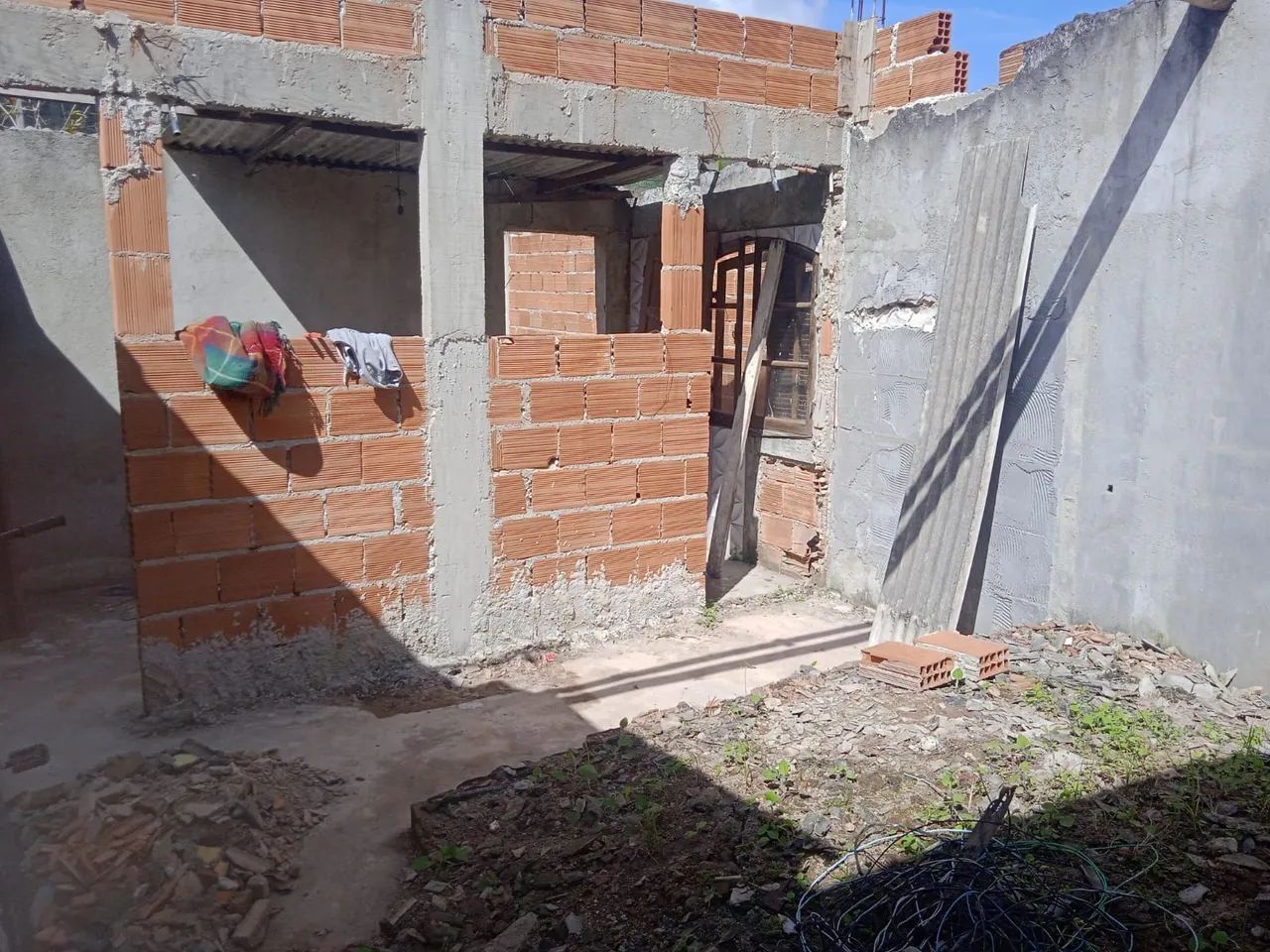 Terreno murado com construção  - Foto 2