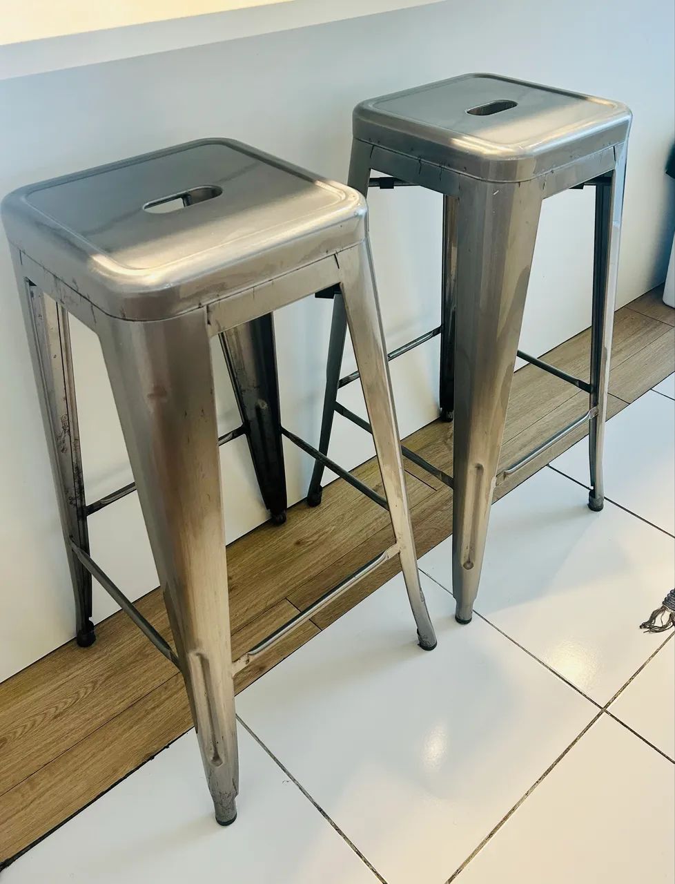 Banqueta alta cinza 