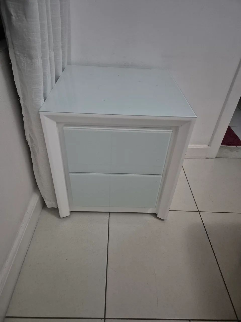 Mesa de cabeceira laqueada