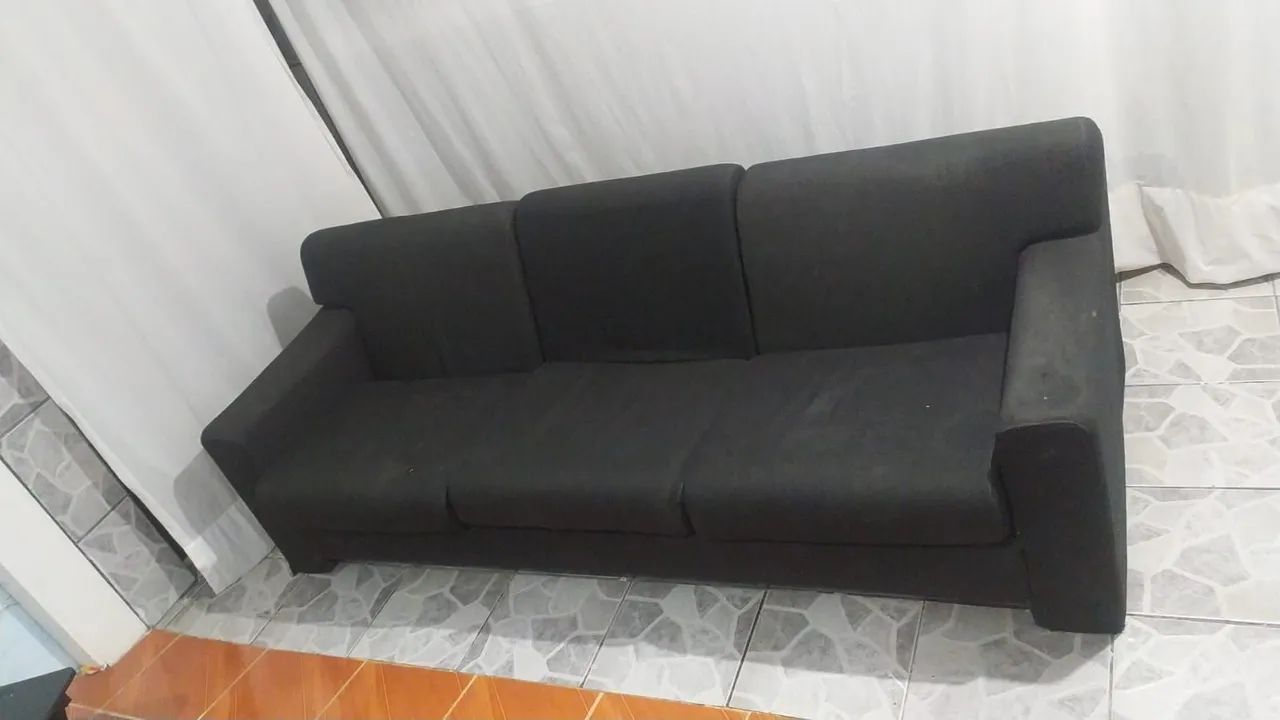 Vende-se sofá preto semi-novo em perfeito estado 