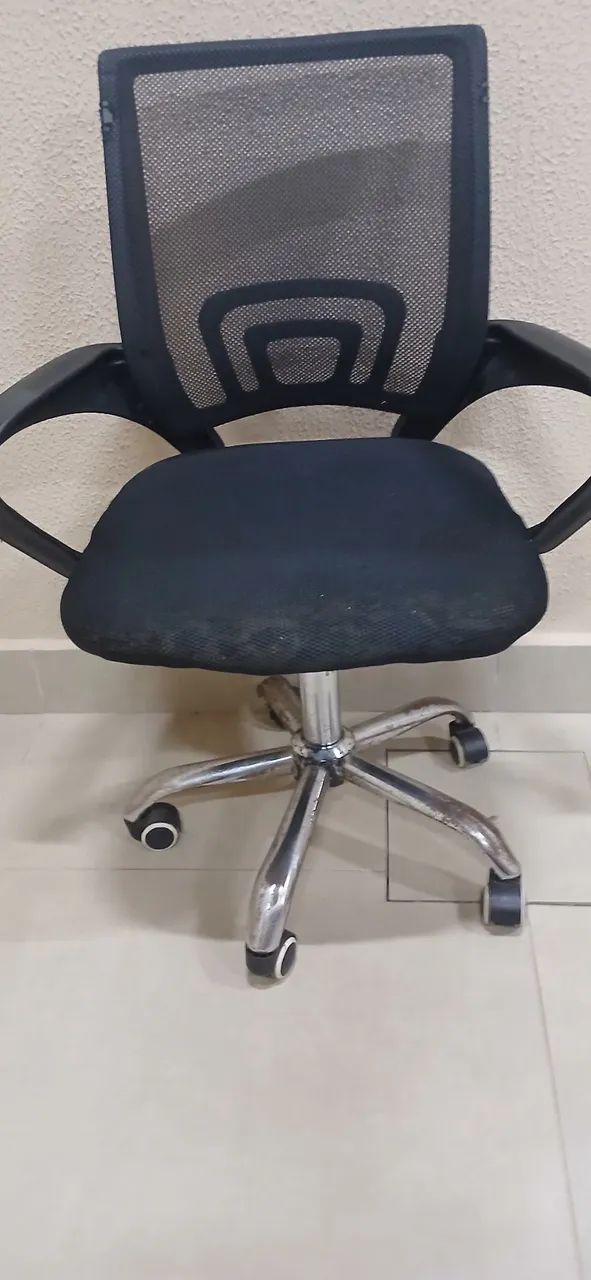 Cadeira simples usada  com detalhes de uso - Foto 2