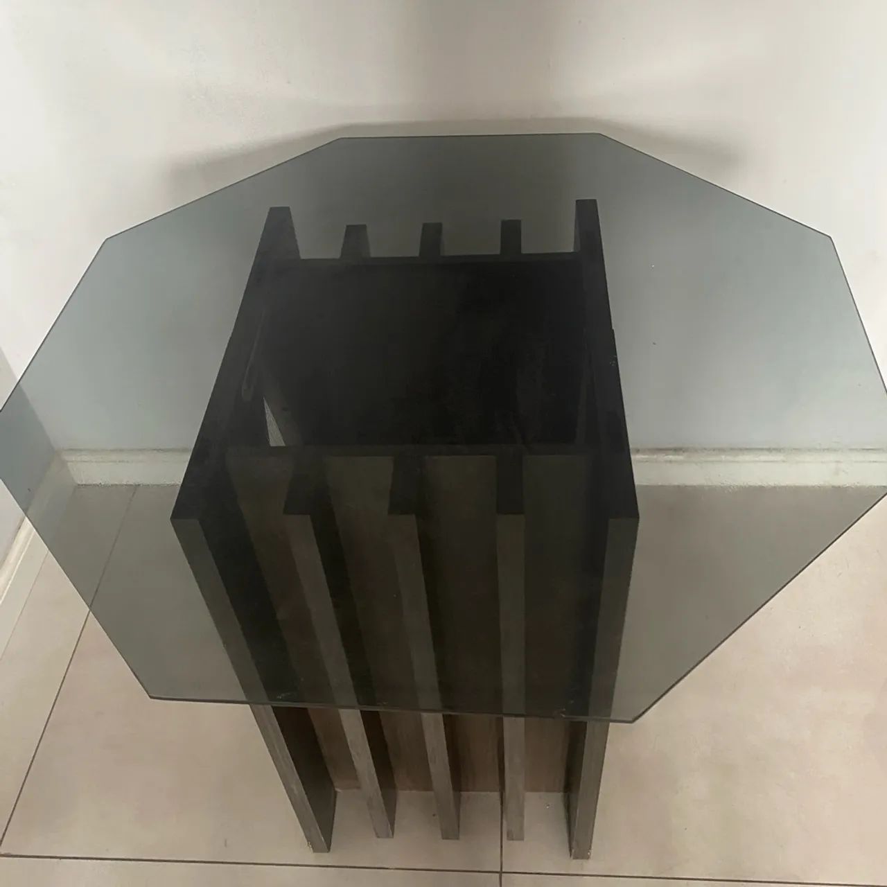 Vende-se mesa sem as cadeiras 