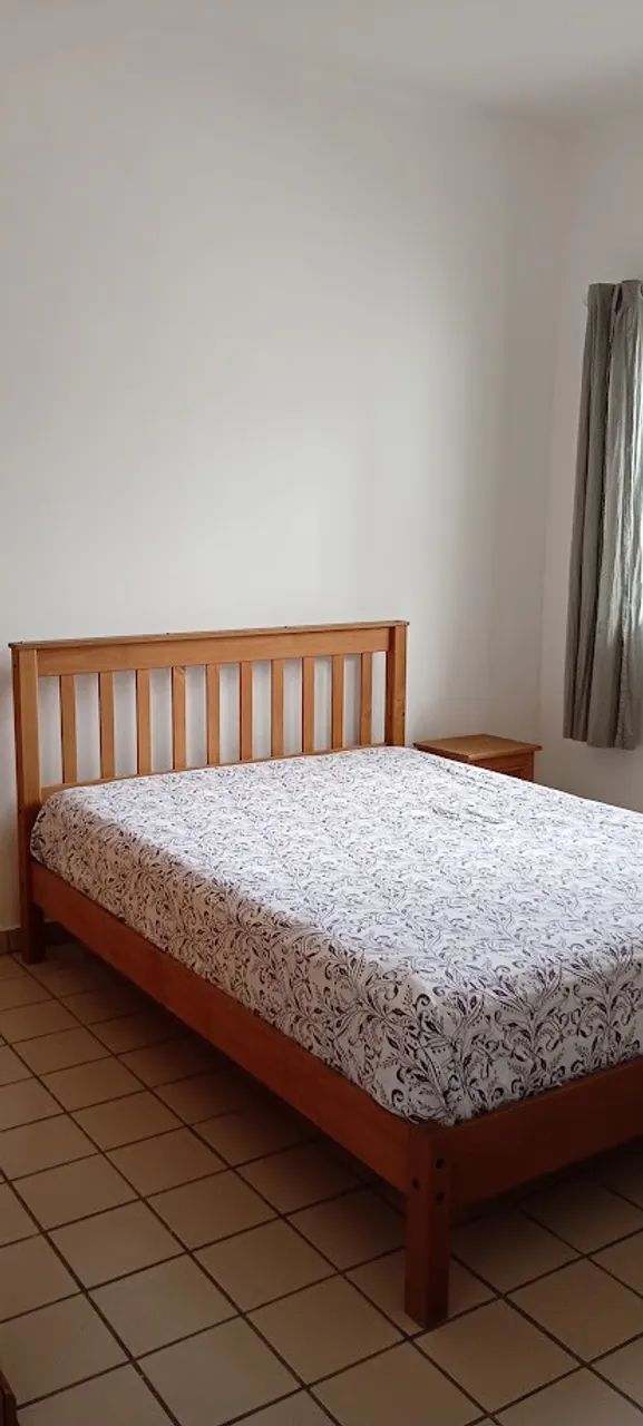 Cama de casal (madeira)