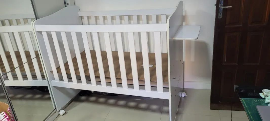 Berço branco com colchão - ótimo estado, com rodinhas - Foto 5