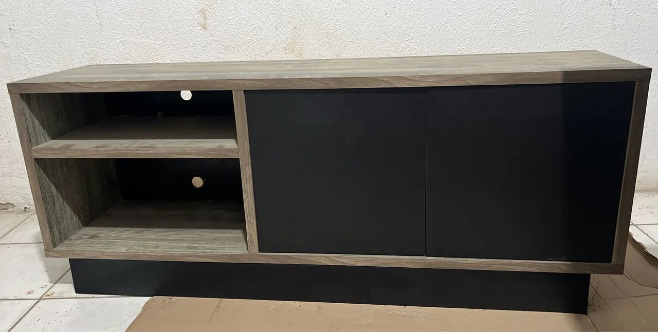 Rack para sala em MDF muito bom, parecendo madeira.