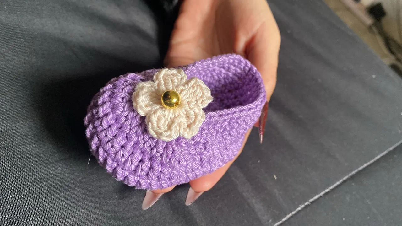 Sapatinho de bebê de crochê 