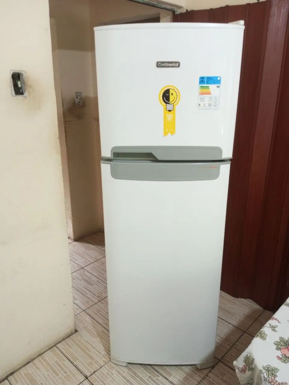 Vendo geladeira semi-nova.
