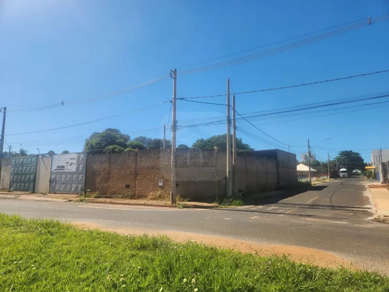 Área comercial para locação no bairro Marta Helena - Foto 5