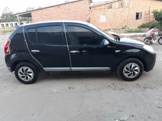 Vendo um carro reno sandeiro 2011