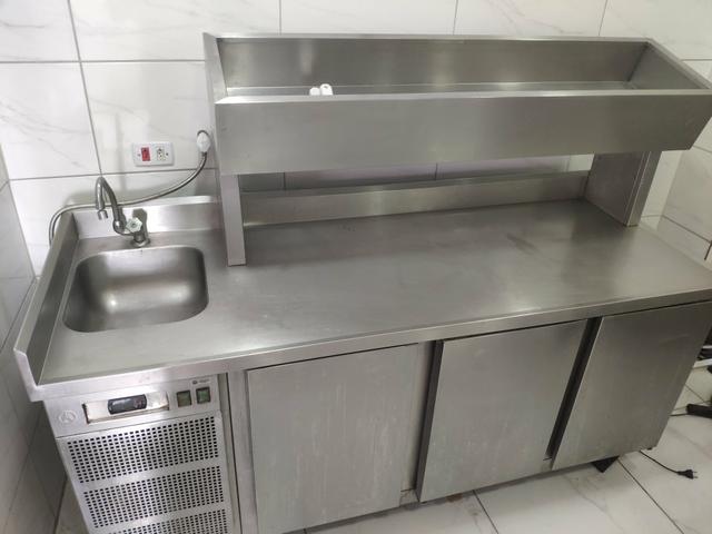 Mesa condimentadora refrigerada com pia