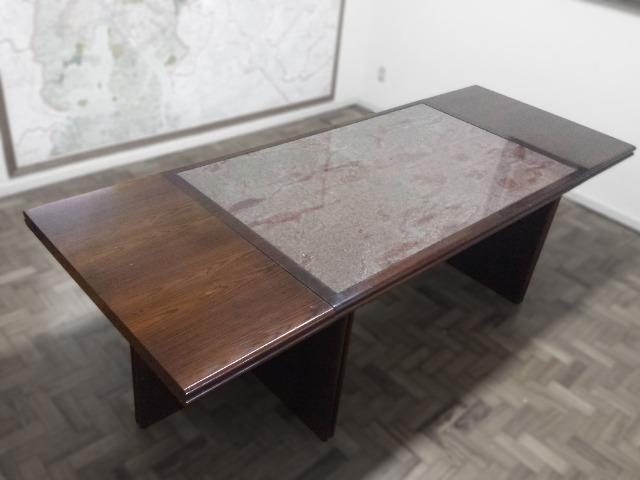 Mesa de Reunião em Madeira e Granito