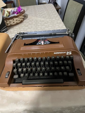 Vendo máquina de escrever Remington 25