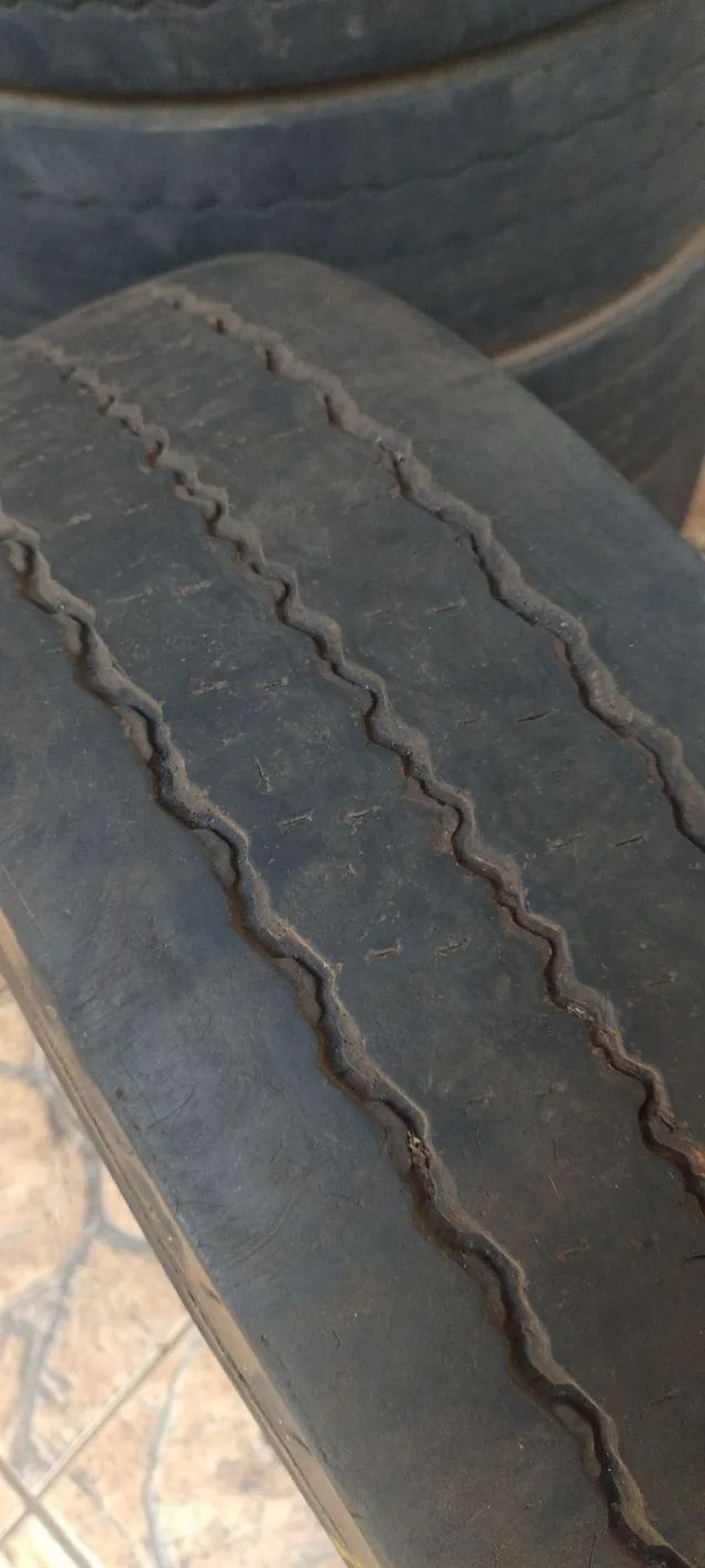 Pneu Pirelli 215/75 17,5 - Foto 2