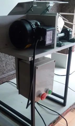 Maquina para retirar película coco seco