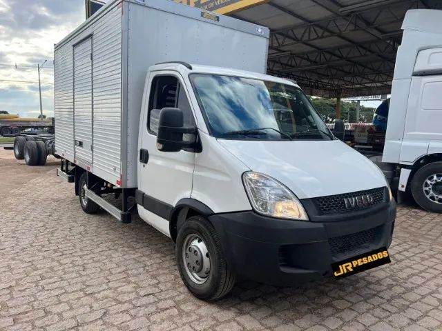 iveco daily 35s14 vuc ano 2019 com baú toco 4x2