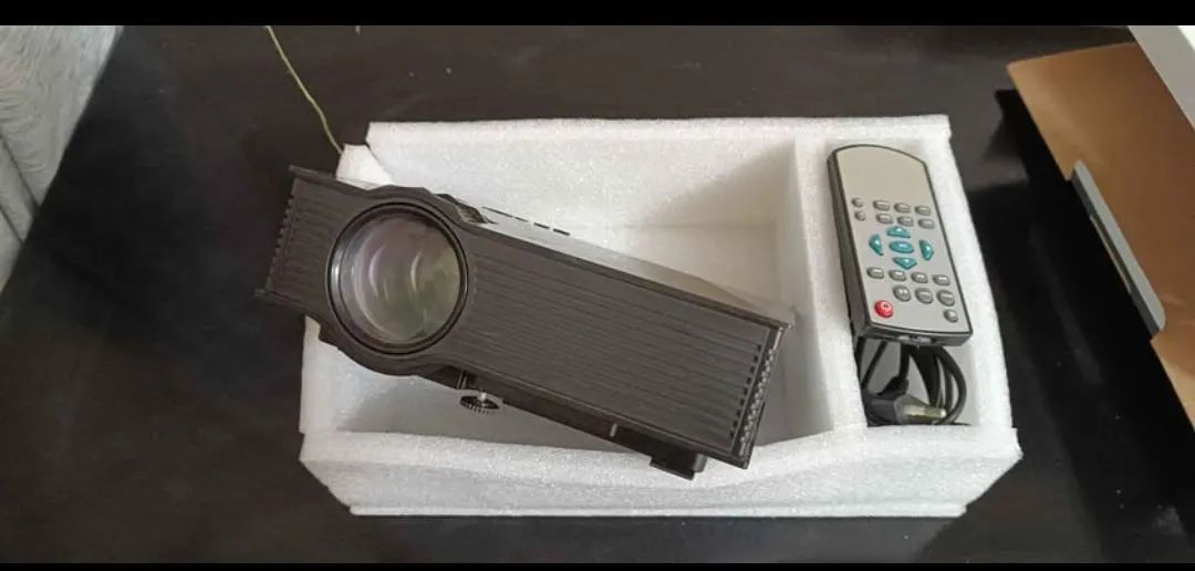 Projetor Portátil Full HD com Controle Remoto