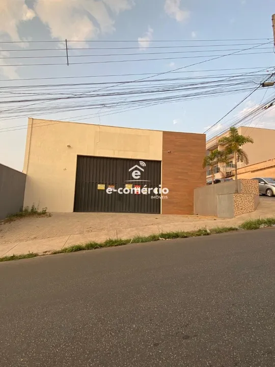 Galpão para aluguel próximo ao centro de Lavras, com linda fachada