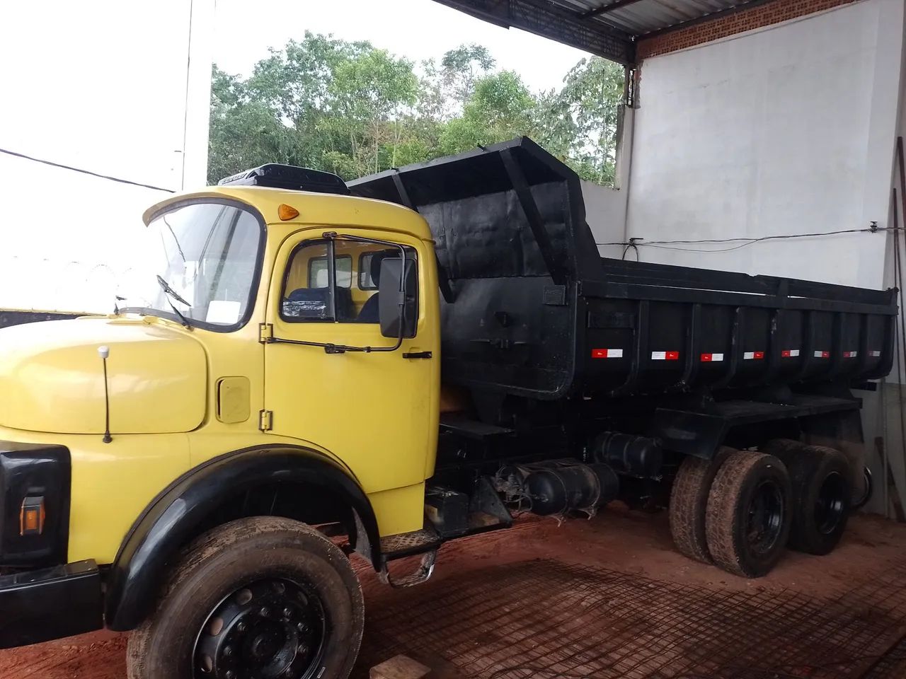 Caminhão basculante Mercedes Benz.