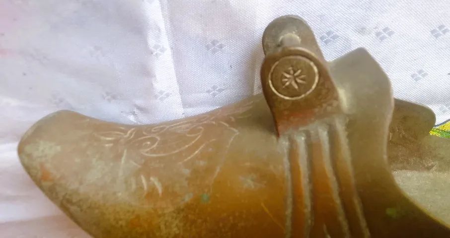 Estribo Arreio Sapata Infantill em Metal dourado ornada elementos vegetalista *Descrição - Foto 2