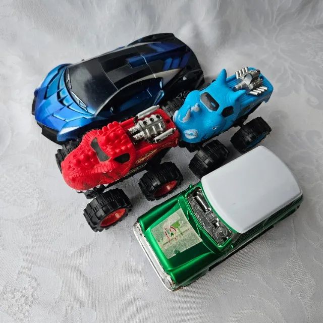 coleção de brinquedos 13 carrinhos + 1 avião - Foto 5