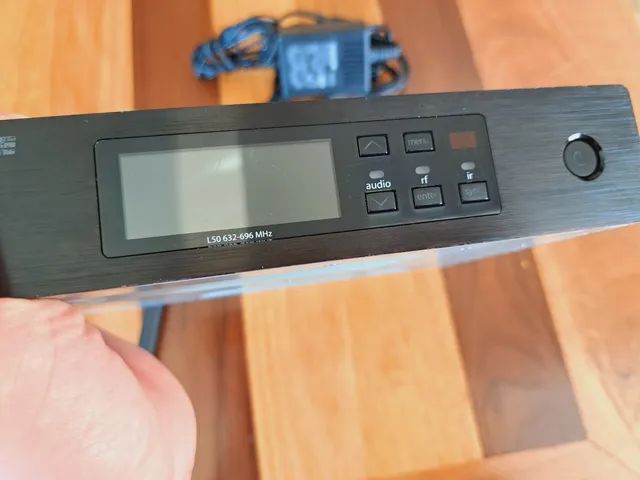 Sistema sem fio Shure QLXD14 com Bodypack e cabo de instrumento WA305 para instrumentos - Foto 2