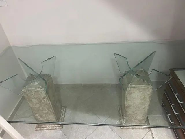 Mesa de jantar de vidro com pés de mármore