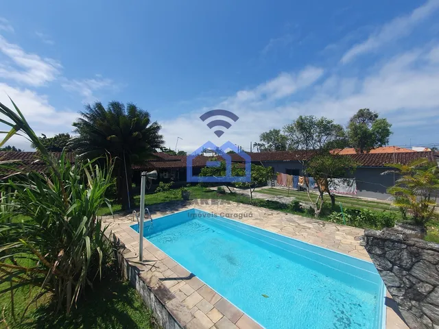 Terreno à venda com uma casa com quarto, sala, cozinha, banheiro e uma linda piscina, no b