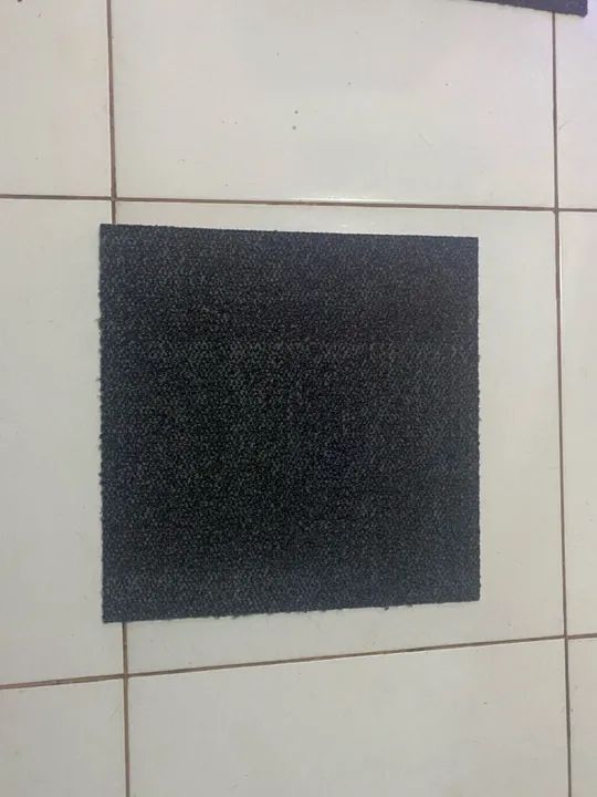 Piso flutuante em carpete azul marinho  - Foto 3