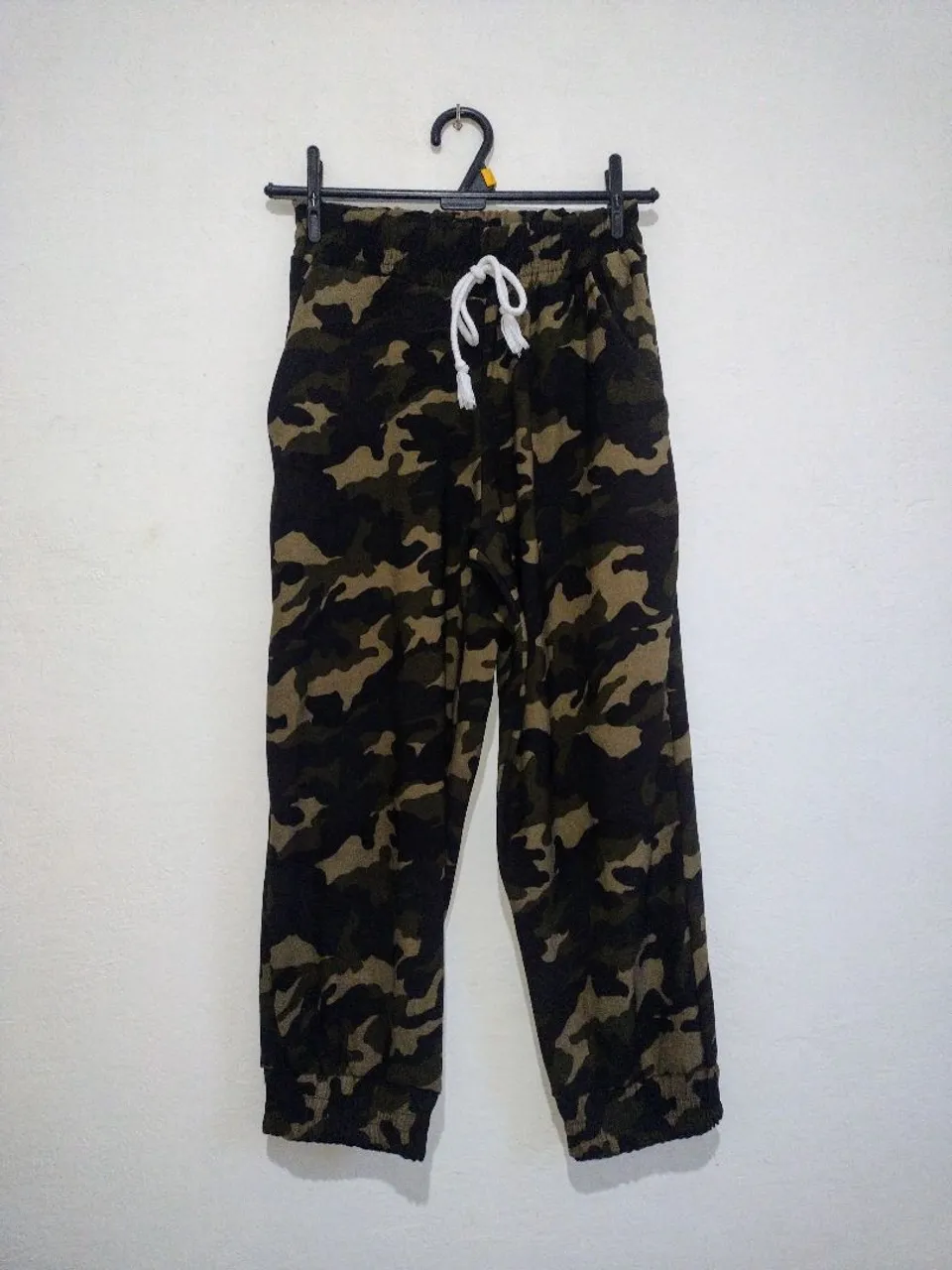 Calça jogger camuflada
