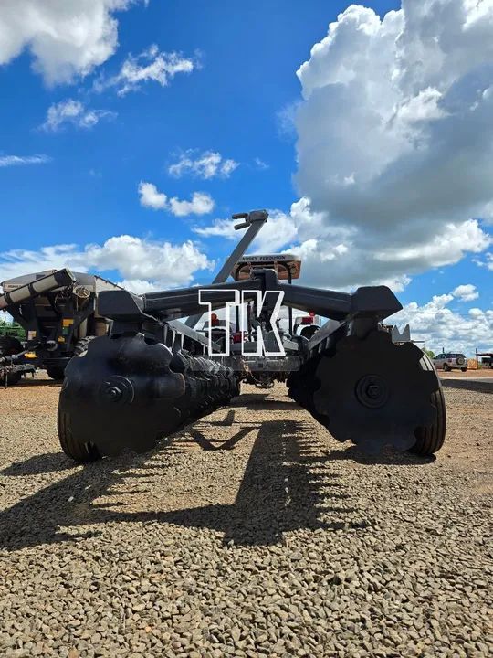 Grade niveladora de 36 discos com pneus para transporte tatu - Tk Tratores Nova Andradina  - Foto 5