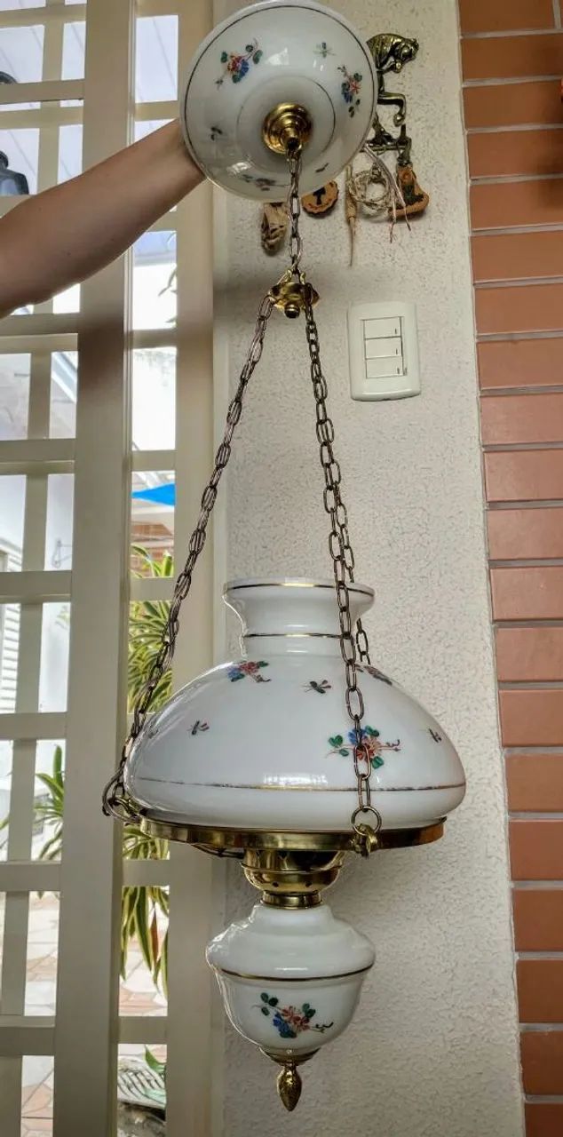 Lustre Antigo em bronze com cúpula em opalina - Foto 5