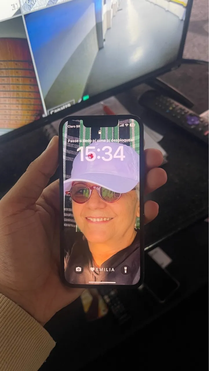 iPhone com documentos , carregador , e capinha 
