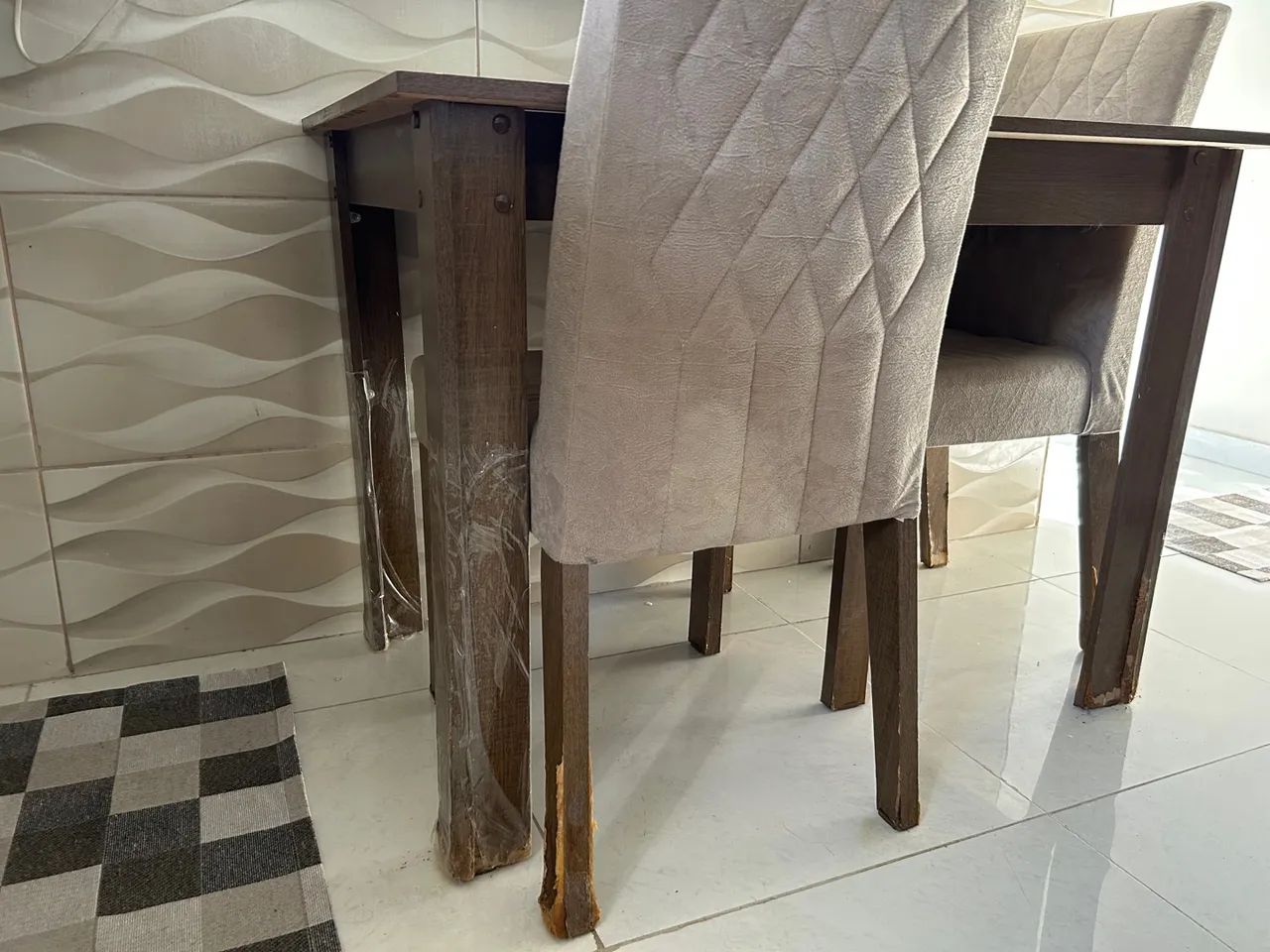 Doação- Mesa de Jantar 2 cadeiras 