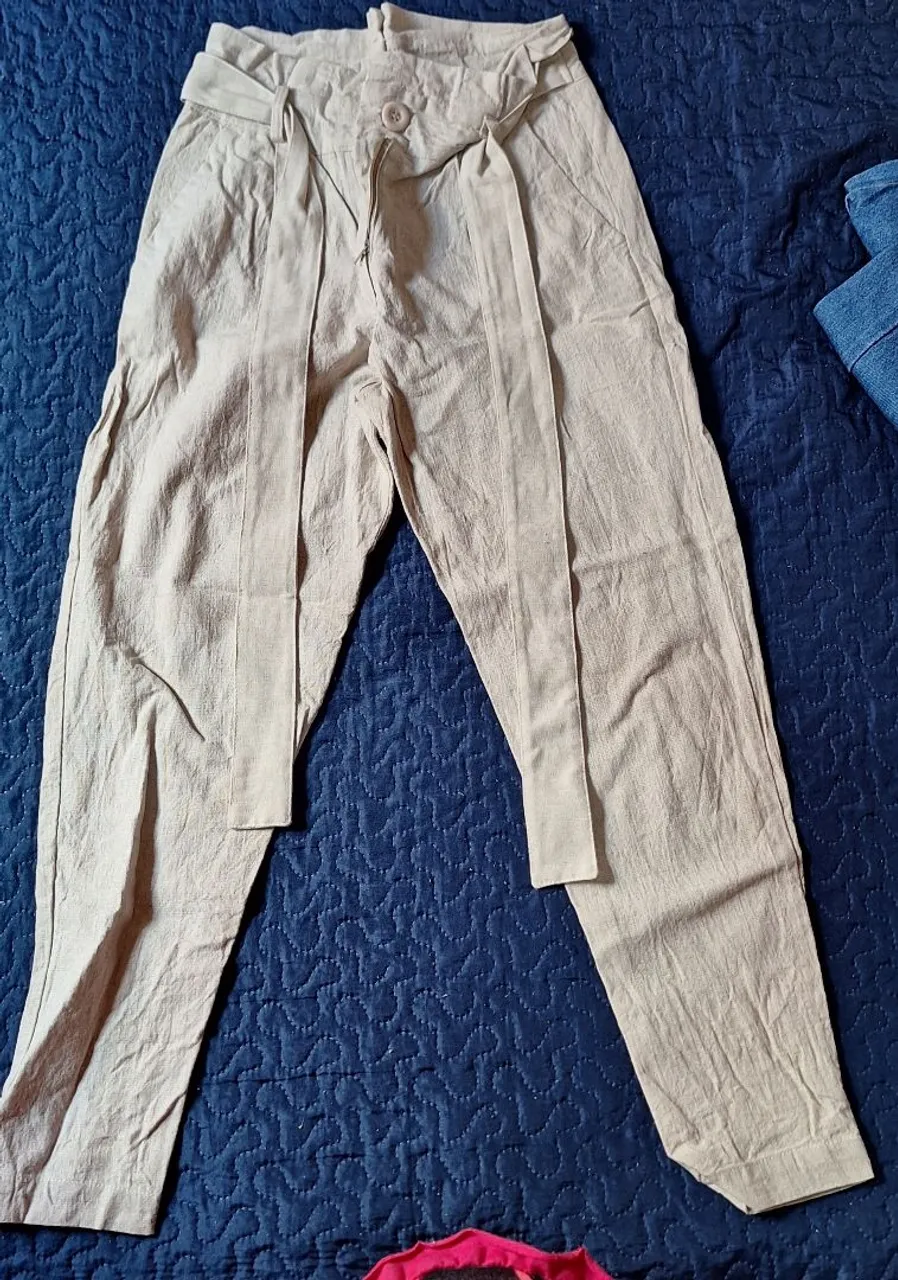 Calça de linho bege com cinto
