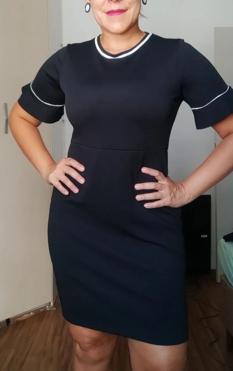 Vestido preto com detalhes em branco