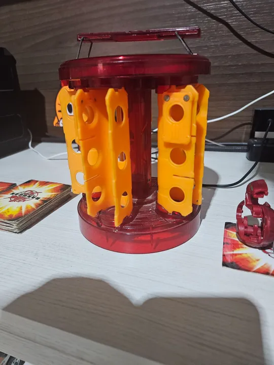 Estojo bakugan+ 4 bakugans + 18 cartas imãs + 18 cartas sem imã