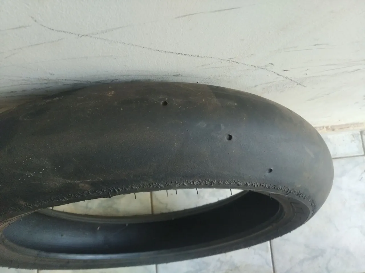 Pneu dianteiro marca Pirelli diablo