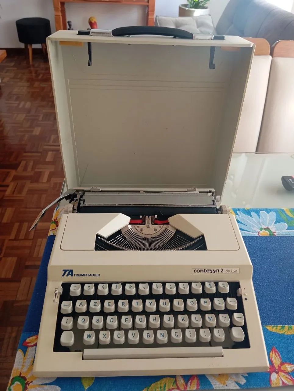 Máquina de escrever antiga 64861127591938122