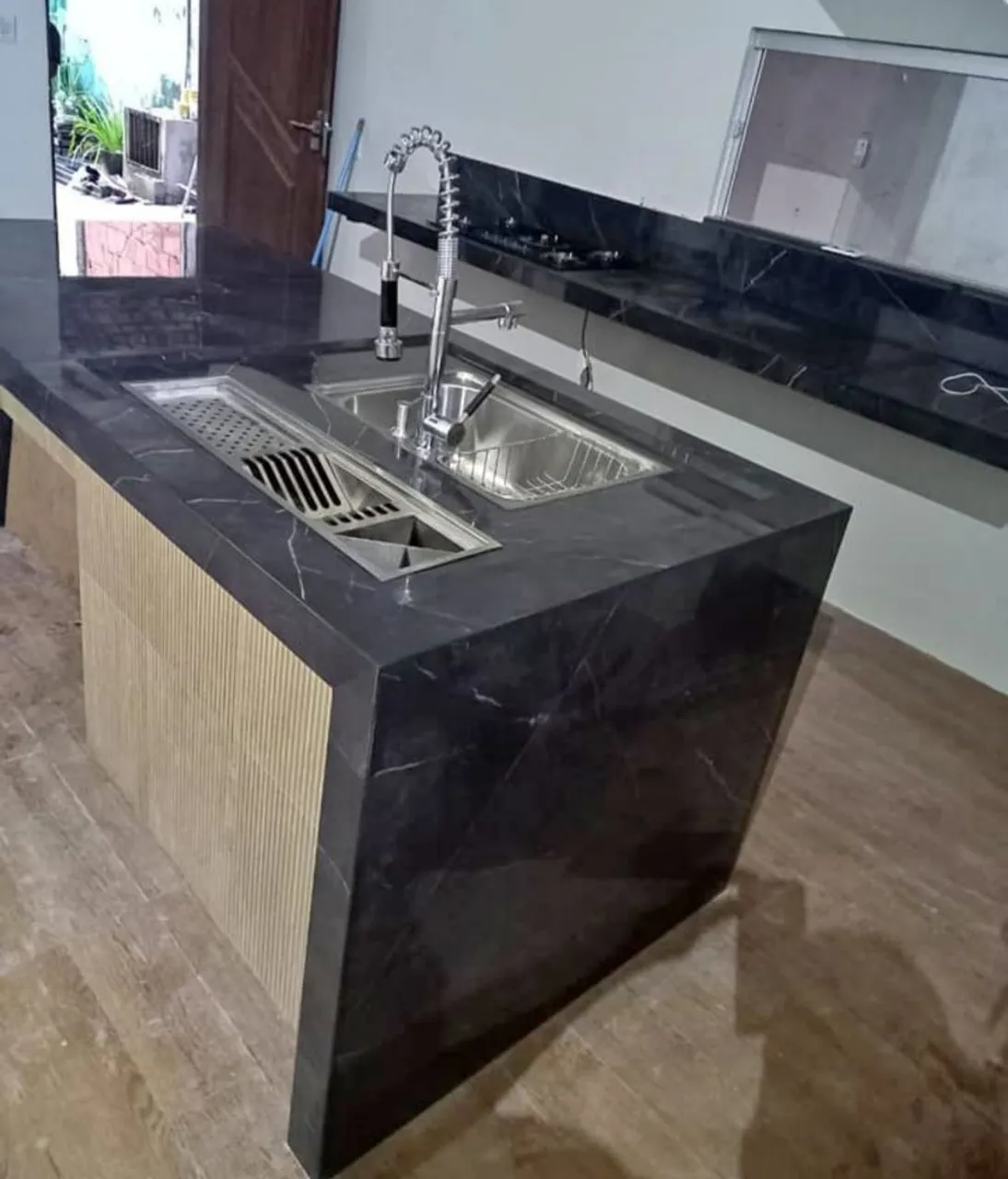Bancada de cozinha com pia e mármore preto