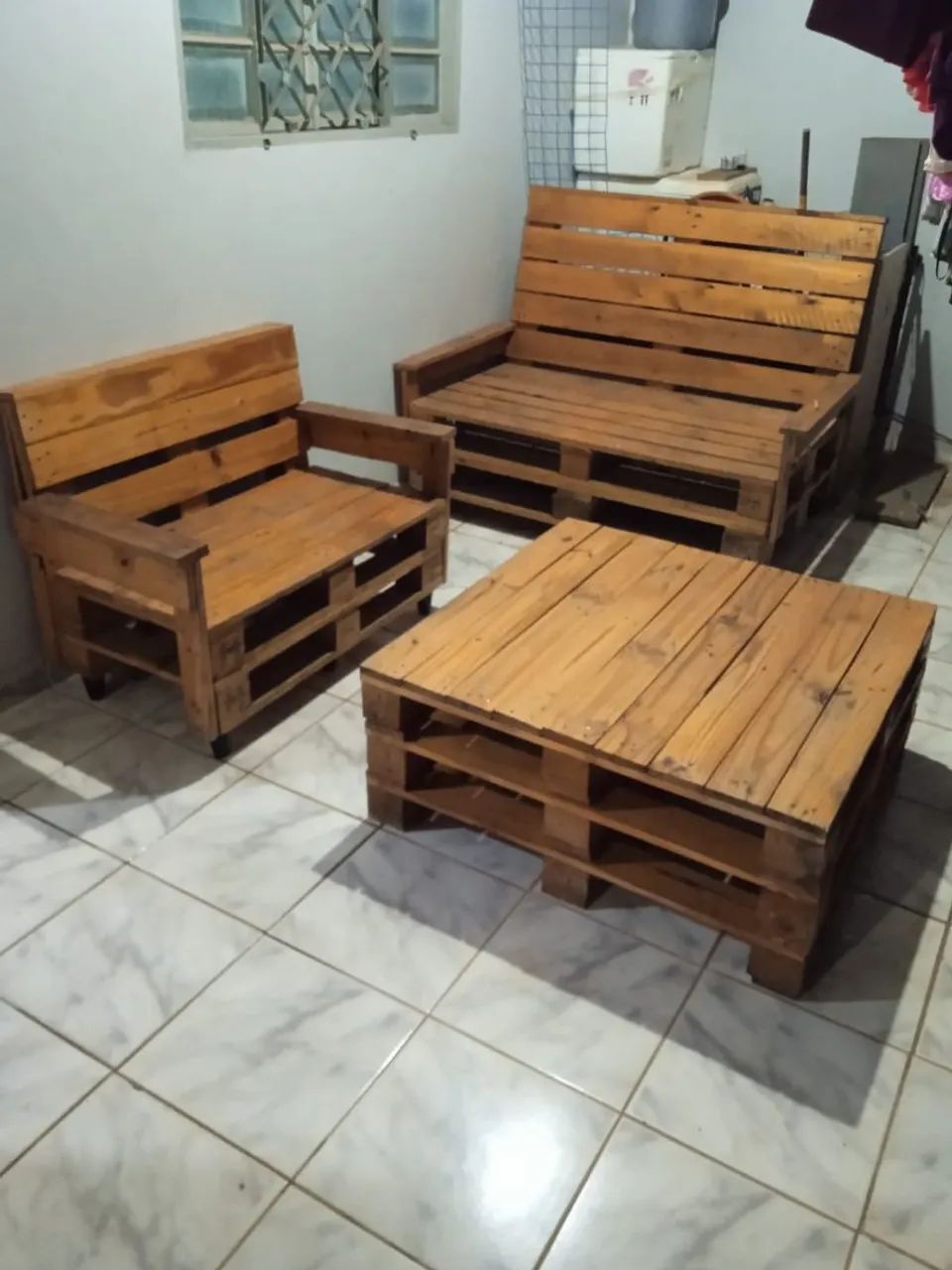 Bancos e mesa de Pelete